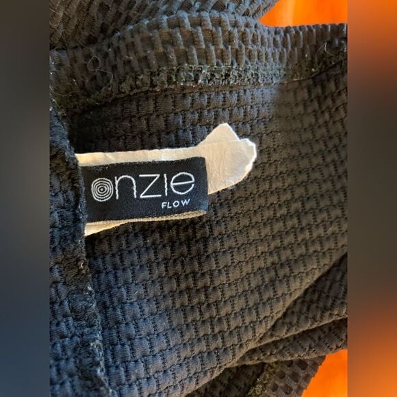 Onzie EUC black waffle knit cross back tank top built in bra Size M/L - Picture 2 of 6